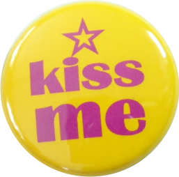 Kiss me button pink-yellow